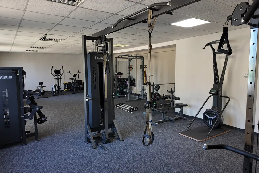 Posilovací věž se závěsnými pásy TRX a další vybavení privátního fitness