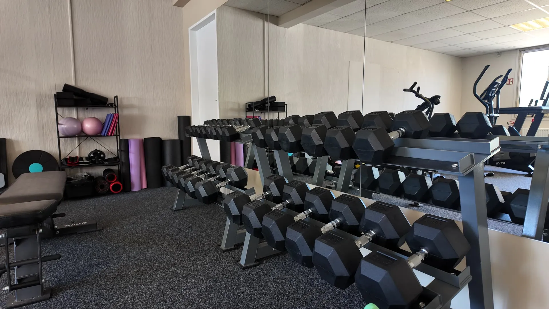 Privátní fitness v Liberci – stojan s činkami, lavice a cvičební pomůcky
